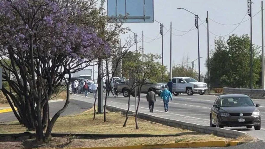 Este jueves, otra manifestación, pero en Periférico Ecológico, cerca del C5, desquició Puebla.  