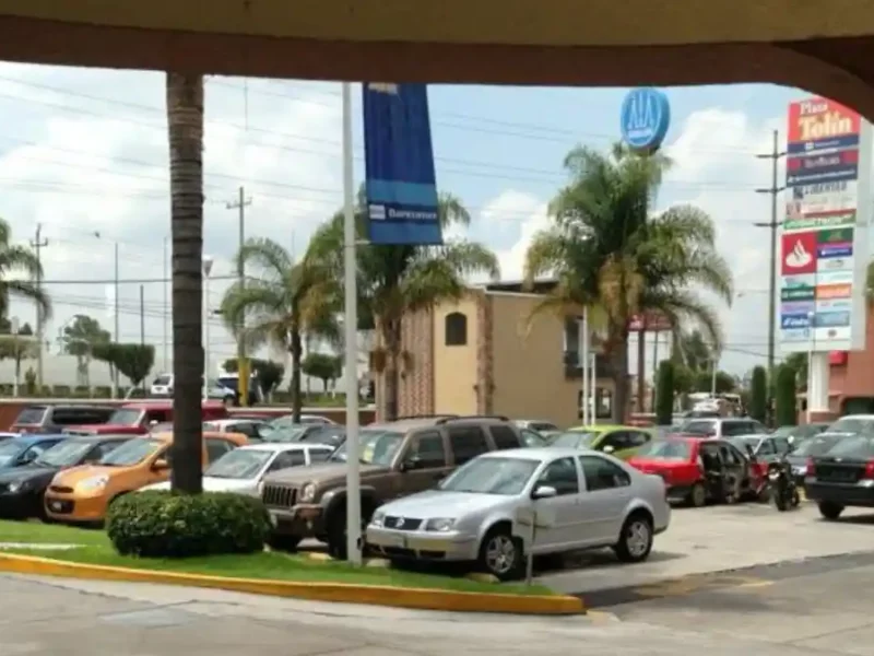 Roban medio millón de pesos a un cuentahabiente en Plaza Tolín.