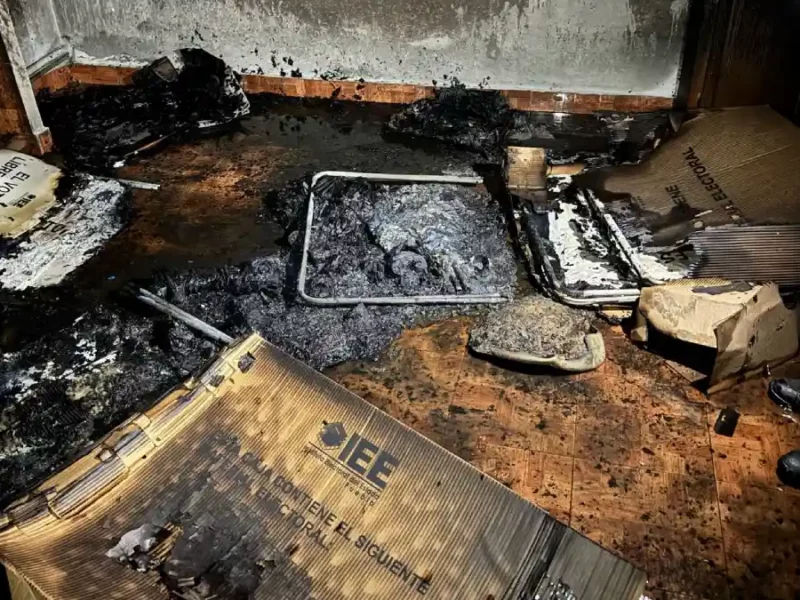 Incendian Consejo Municipal Electoral en Chignahuapan; la elección sigue en pie.