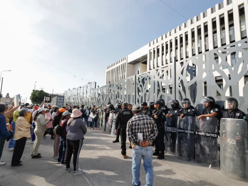 Con toma del Congreso de Puebla exigen la liberación de los Vieyra