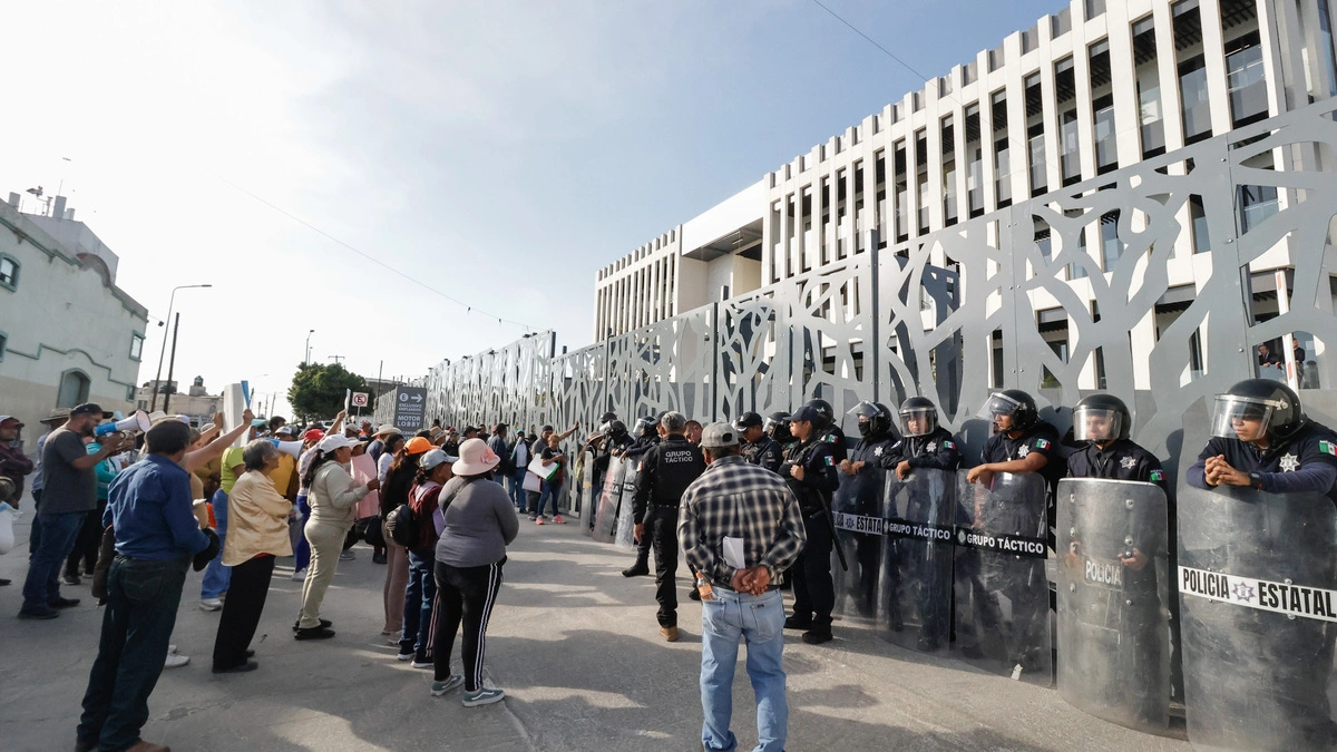 Con toma del Congreso de Puebla exigen la liberación de los Vieyra