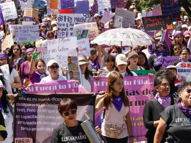 Madres buscadoras realizan misa afuera de la FGE de Puebla este 8M.