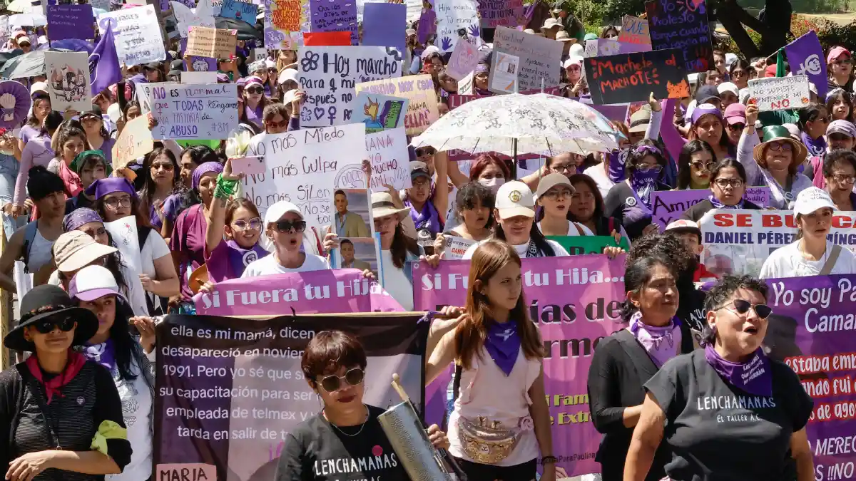 Madres buscadoras realizan misa afuera de la FGE de Puebla este 8M.