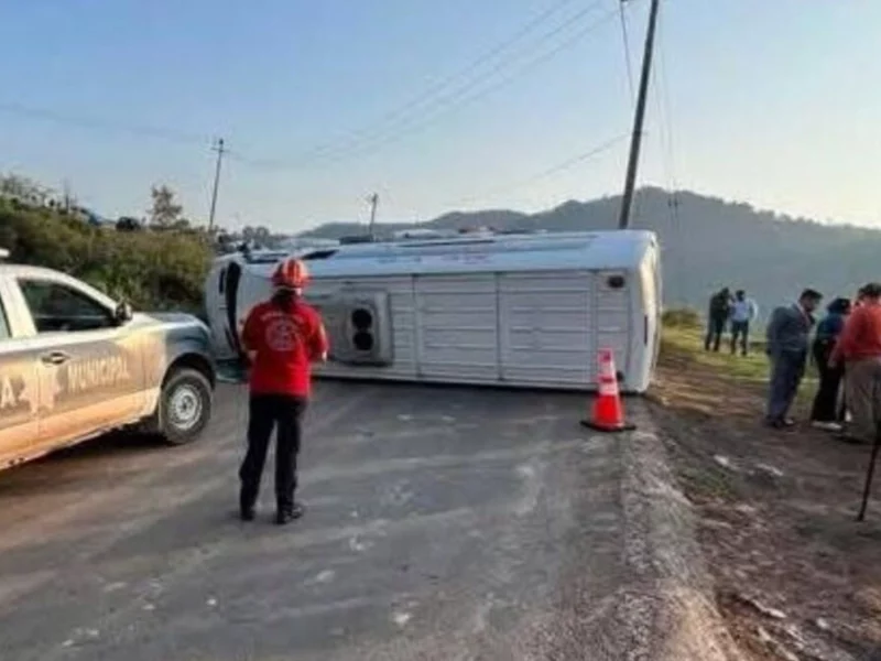Alumnas que participarían en concurso de escoltas se accidentan en la carretera Zacatlán-Ahuacatlán