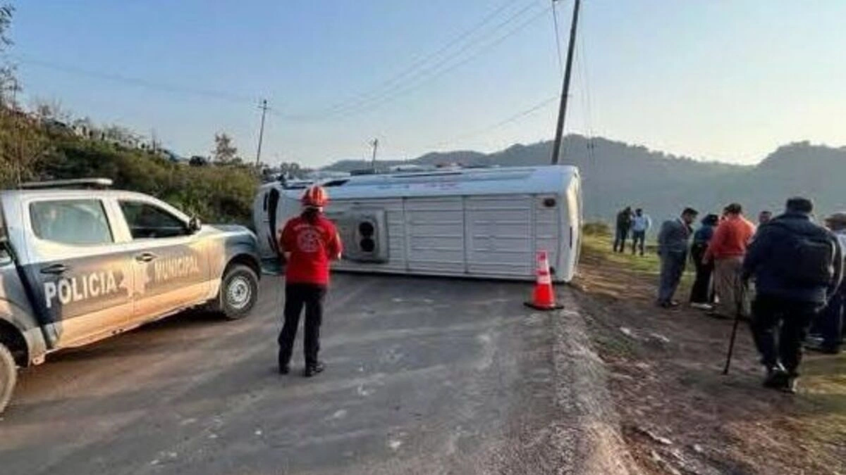 Alumnas que participarían en concurso de escoltas se accidentan en la carretera Zacatlán-Ahuacatlán