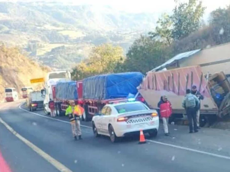 Choque entre dos tráileres en la Puebla-Orizaba cobra la vida de un operador