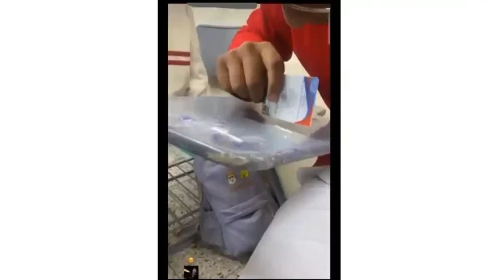 Estudiante con una credencia en la mano moviendo un polvo de color blanco.