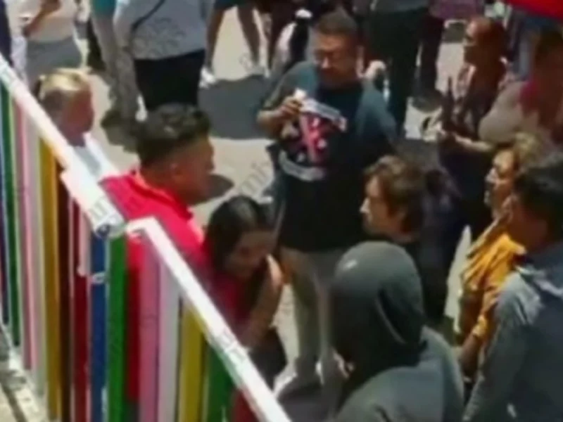 VIDEO: Mujer saca arma de fuego frente a niños de primaria en la Romero Vargas