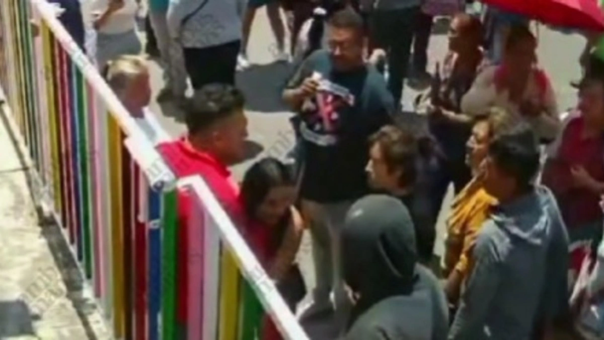 VIDEO: Mujer saca arma de fuego frente a niños de primaria en la Romero Vargas