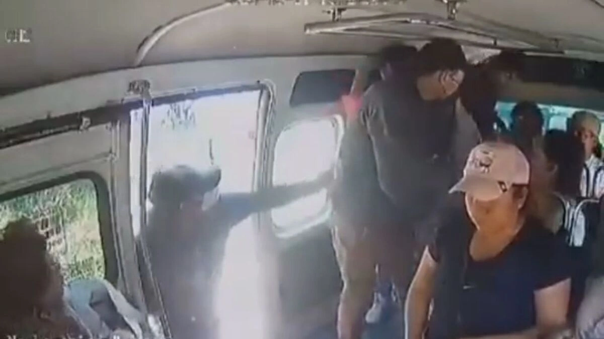 VIDEO: Delincuentes asaltan a pasajeros de la ruta 41 en Amalucan