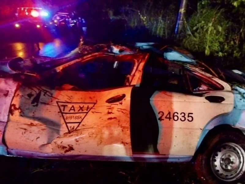 Taxi cae a una barranca en Hueytamalco: hay un muerto y 4 heridos 