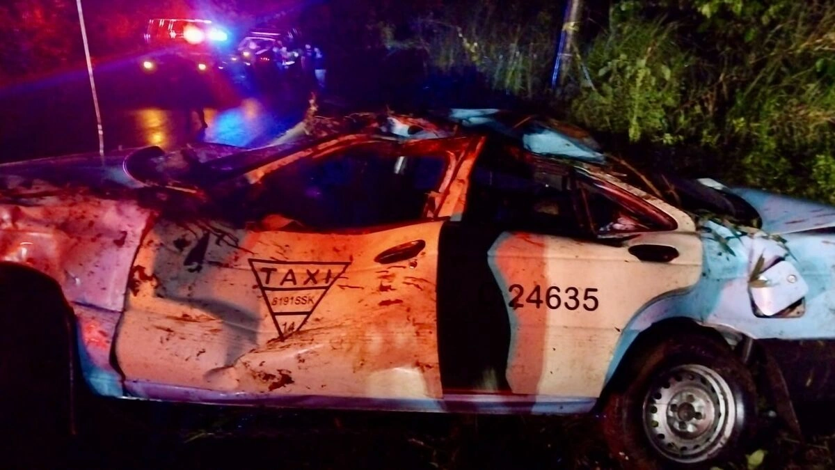 Taxi cae a una barranca en Hueytamalco: hay un muerto y 4 heridos 