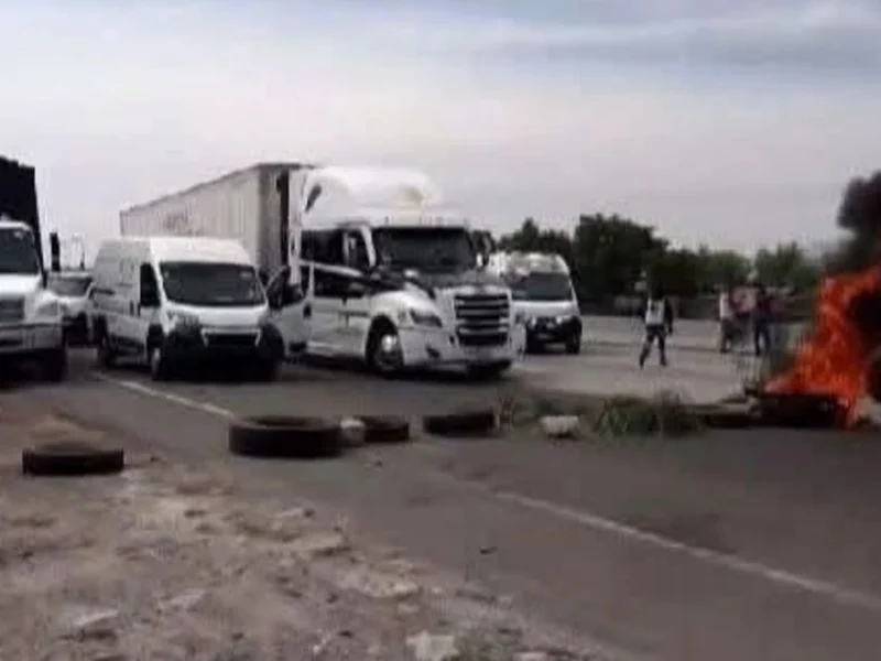 Cierran la autopista Puebla-Orizaba ambos sentidos por la desaparición de un señor