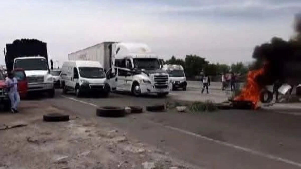 Cierran la autopista Puebla-Orizaba ambos sentidos por la desaparición de un señor
