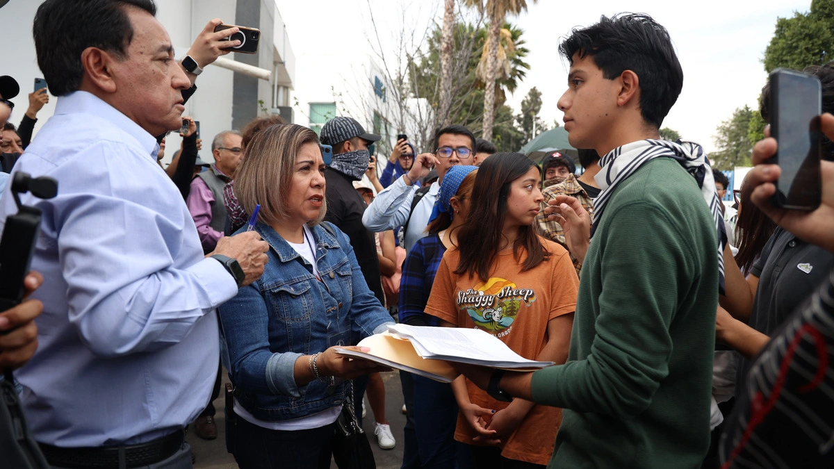 Entrega BUAP respuesta a pliego petitorio de estudiantes en paro 