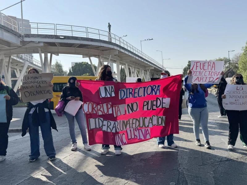 Estudiantes del BINE se manifiestan en el bulevar Hermanos Serdán  