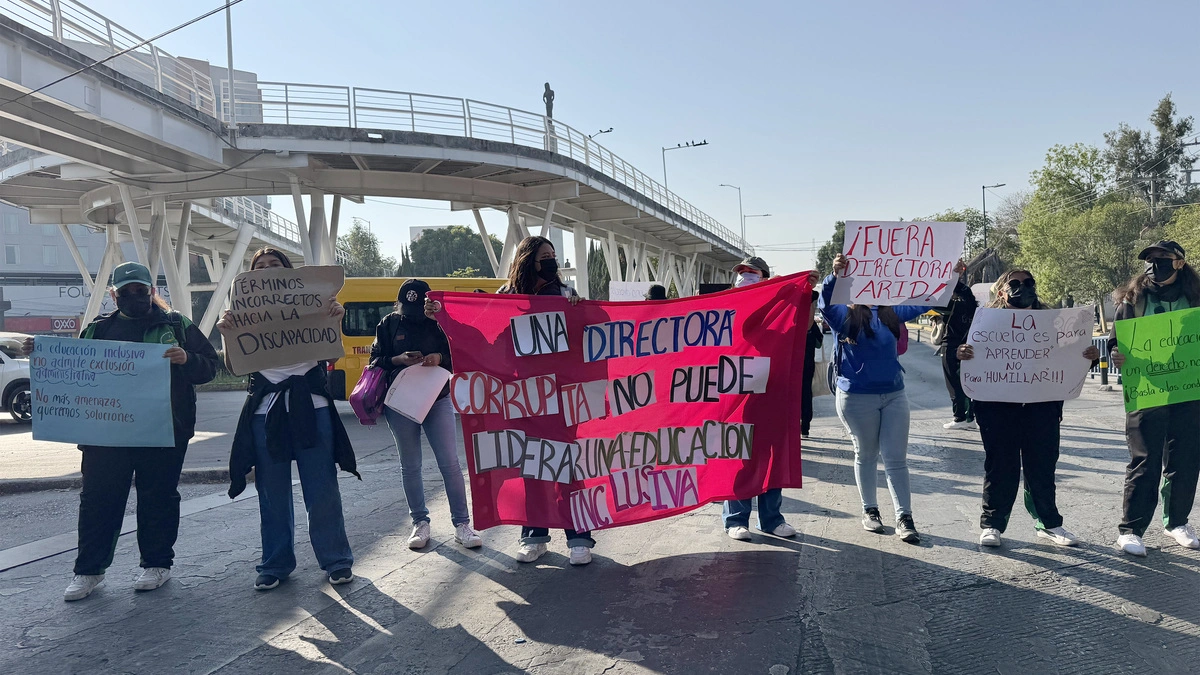 Estudiantes del BINE se manifiestan en el bulevar Hermanos Serdán  