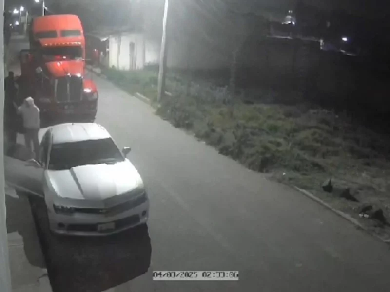 VIDEO: Utilizan un Camaro para asaltar a transportistas en San Pedro Cholula