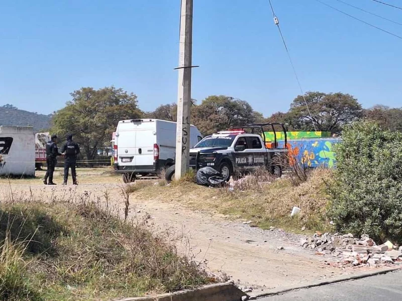 Abandonan cuerpo al interior de una camioneta en San Salvador Chachapa