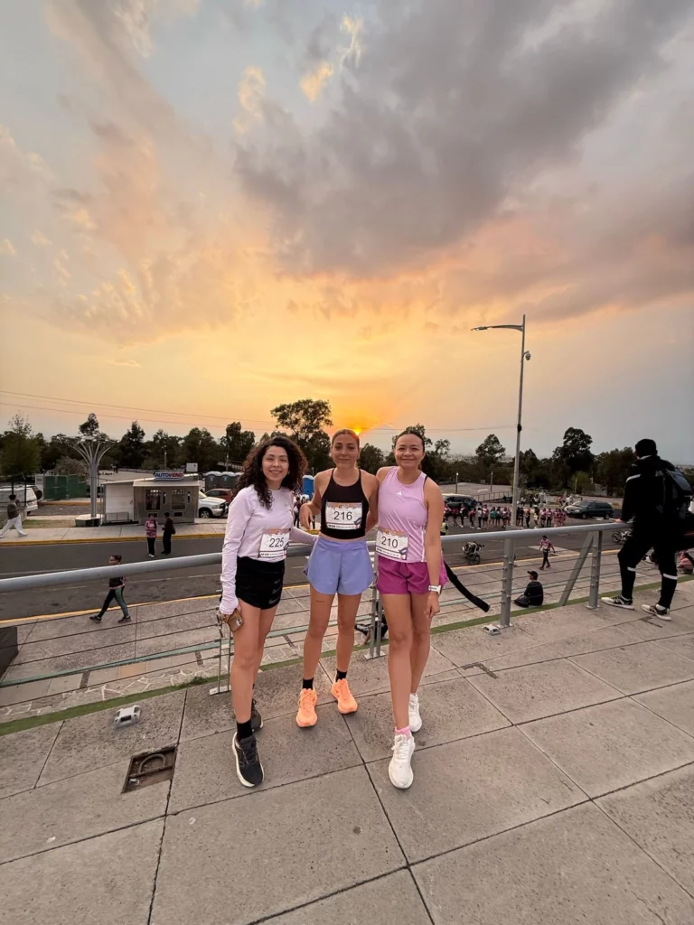 Las participantes de
la carrera por las mujeres de Puebla salieron del zócalo.