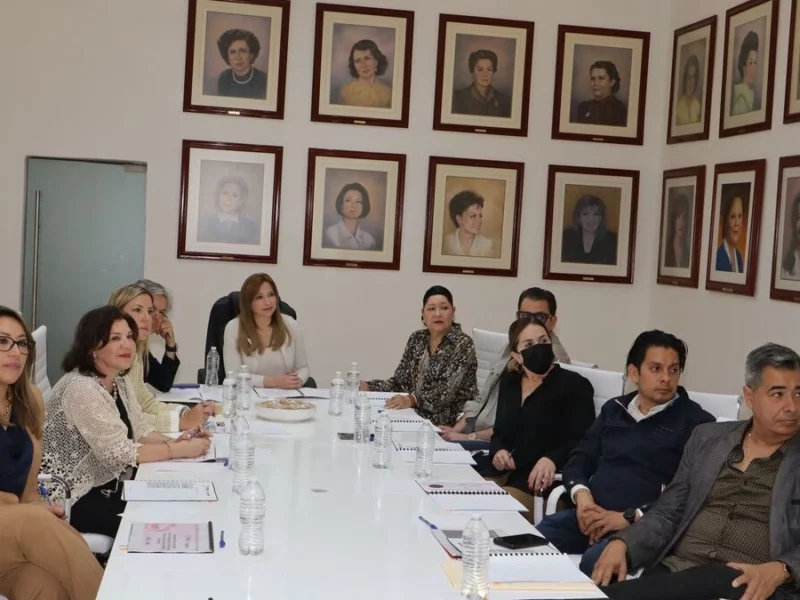 Ceci Arellano se reúne con los integrantes del Patronato del DIF