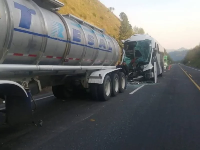 20 heridos deja choque de autobús Futura en la México-Tuxpan