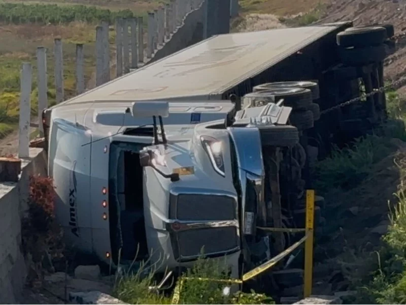 Trailero muere de un infarto mientras conducía en la autopista México-Puebla
