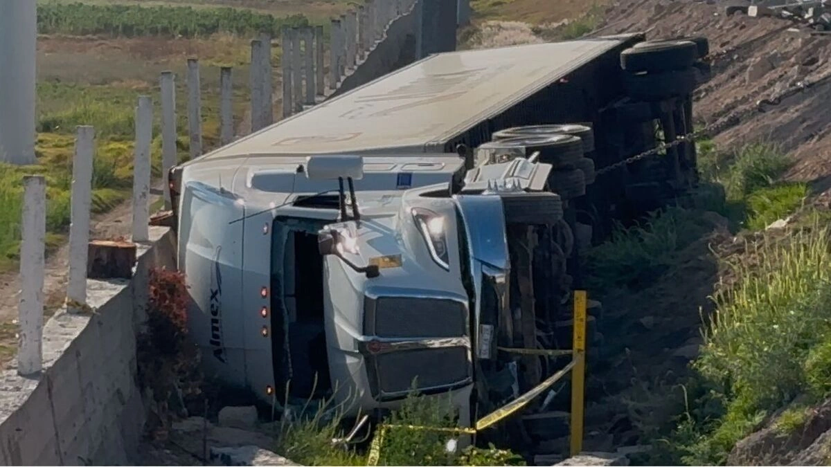 Trailero muere de un infarto mientras conducía en la autopista México-Puebla