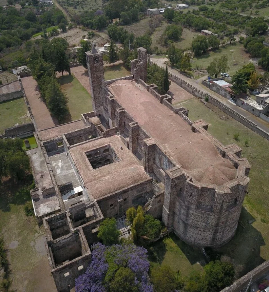 El exconvento de Cuautinchán. donde se puede observar el equinoccio, tiene aspecto de fortaleza. 