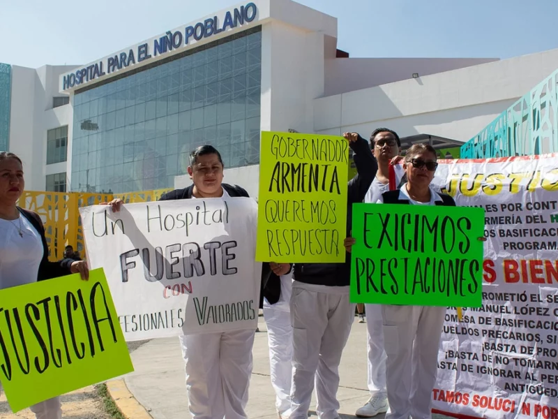 Con protesta, enfermeros del Hospital del Niño Poblano exigen su basificación 