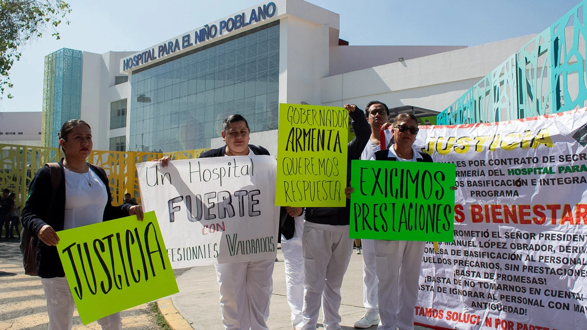 Con protesta, enfermeros del Hospital del Niño Poblano exigen su basificación 