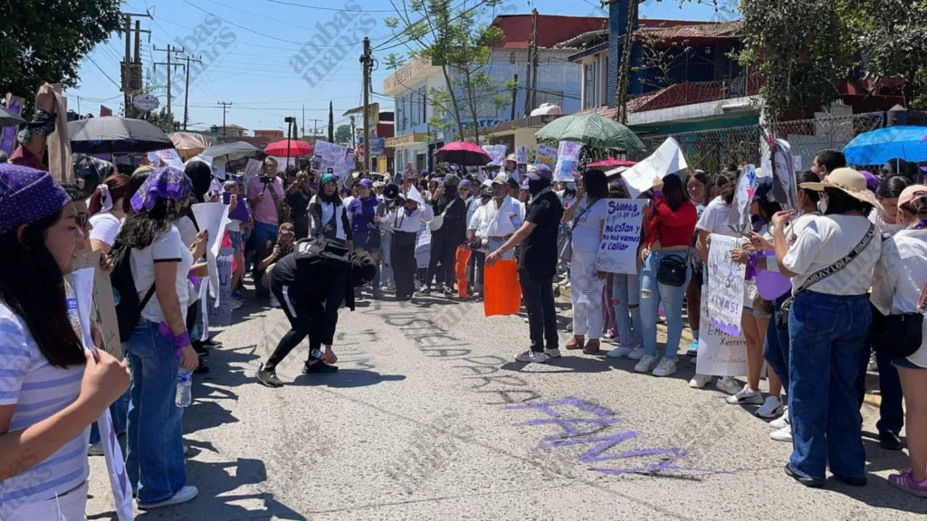 Alrededor de 600 personas se congregaron en el primer cuadro del municipio de Xicotepec, Puebla, para exigir justicia por el feminicidio de Fany Rodríguez.