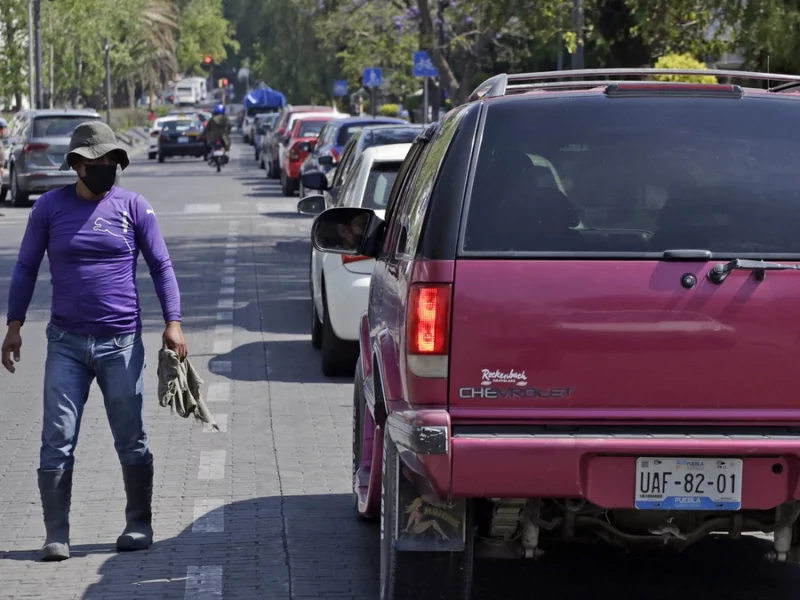 Ayuntamiento de Puebla buscará regular a los franeleros afuera de la Feria de Puebla