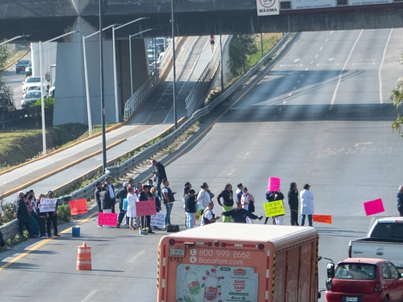 Trabajadores del Hospital General de Cholula se manifiestan y cierran el Periférico Ecológico 