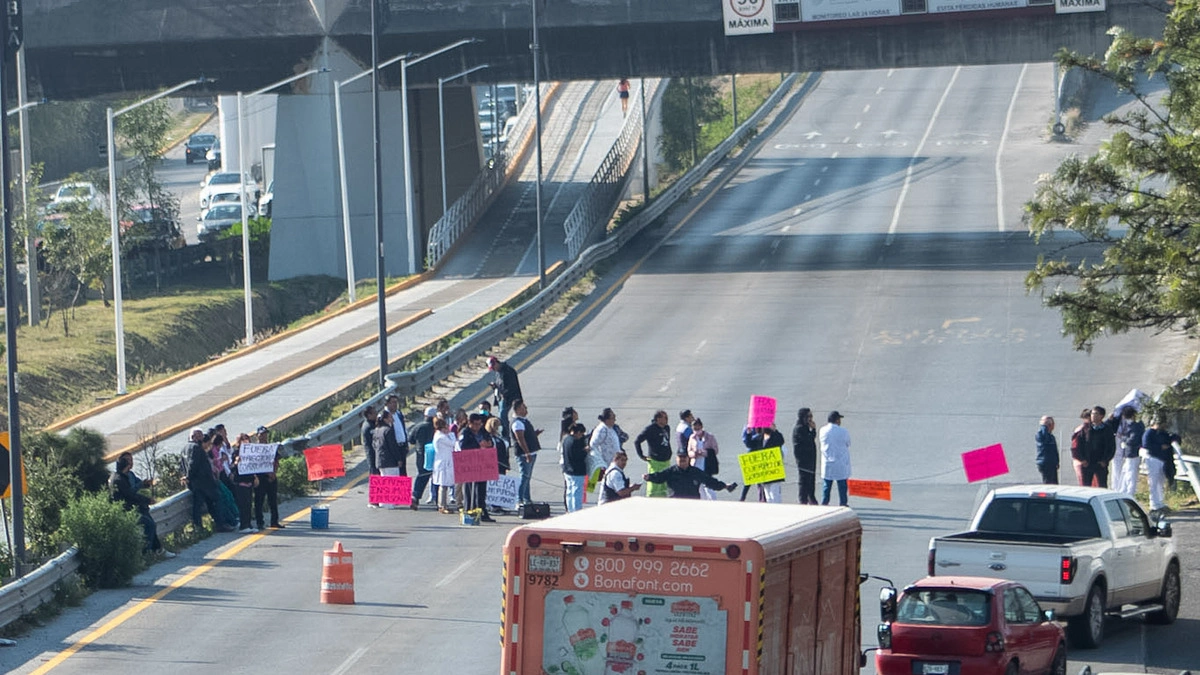 Trabajadores del Hospital General de Cholula se manifiestan y cierran el Periférico Ecológico 