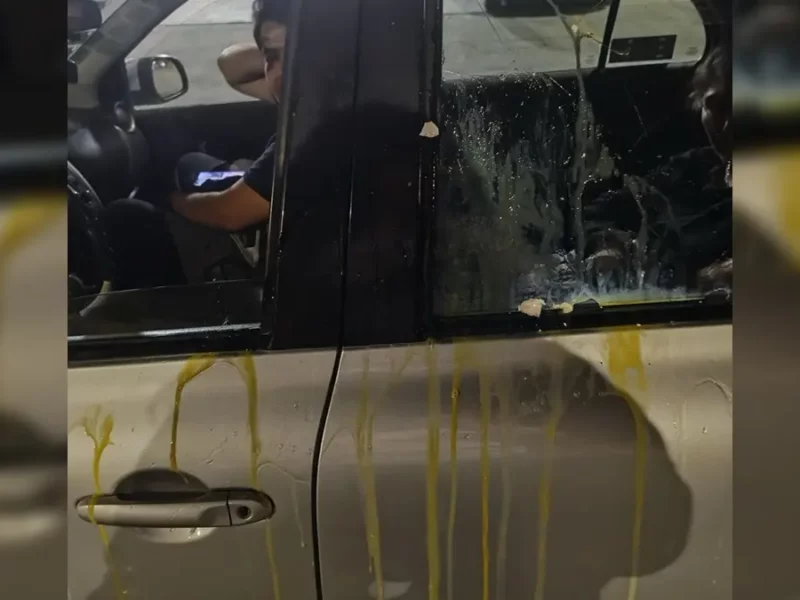 Alertan por jóvenes que lanzan huevos a mujeres en la zona de Angelópolis