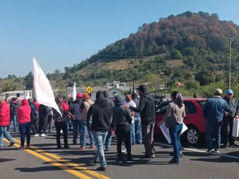Por entrada de integrantes de la 28 de Octubre, comerciantes y taxistas de Atempan se manifiestan