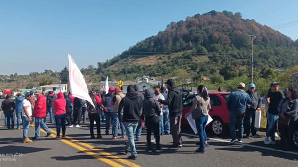 Por entrada de integrantes de la 28 de Octubre, comerciantes y taxistas de Atempan se manifiestan