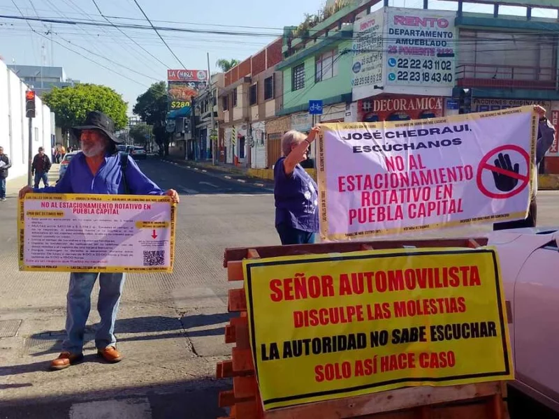 Vecinos en contra de los parquímetros se manifiestan en Puebla