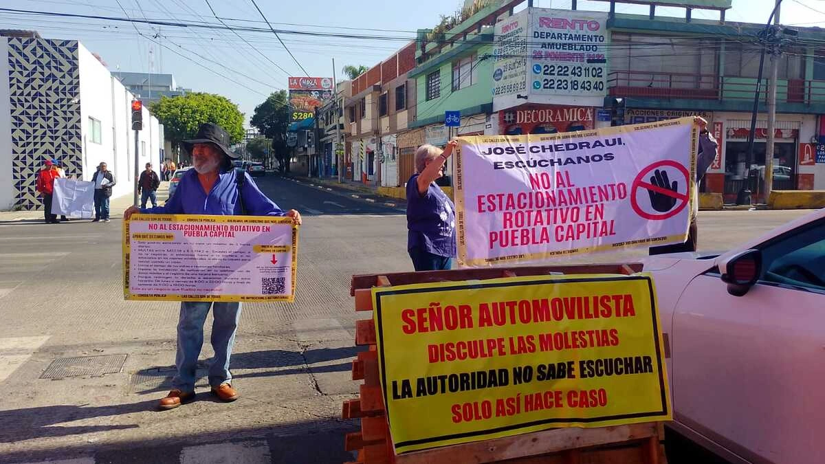 Vecinos en contra de los parquímetros se manifiestan en Puebla