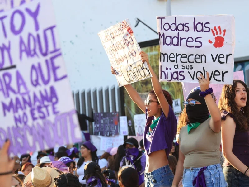 Feministas, víctimas de violencia vicaria y madres buscadoras: las marchas del 8M en Puebla