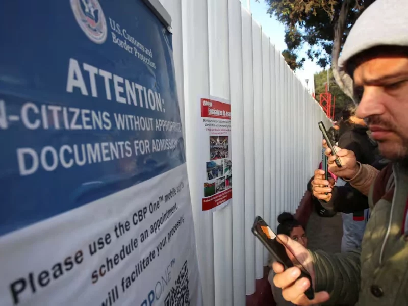 Gobierno de Trump lanza app para que migrantes puedan autodeportarse 