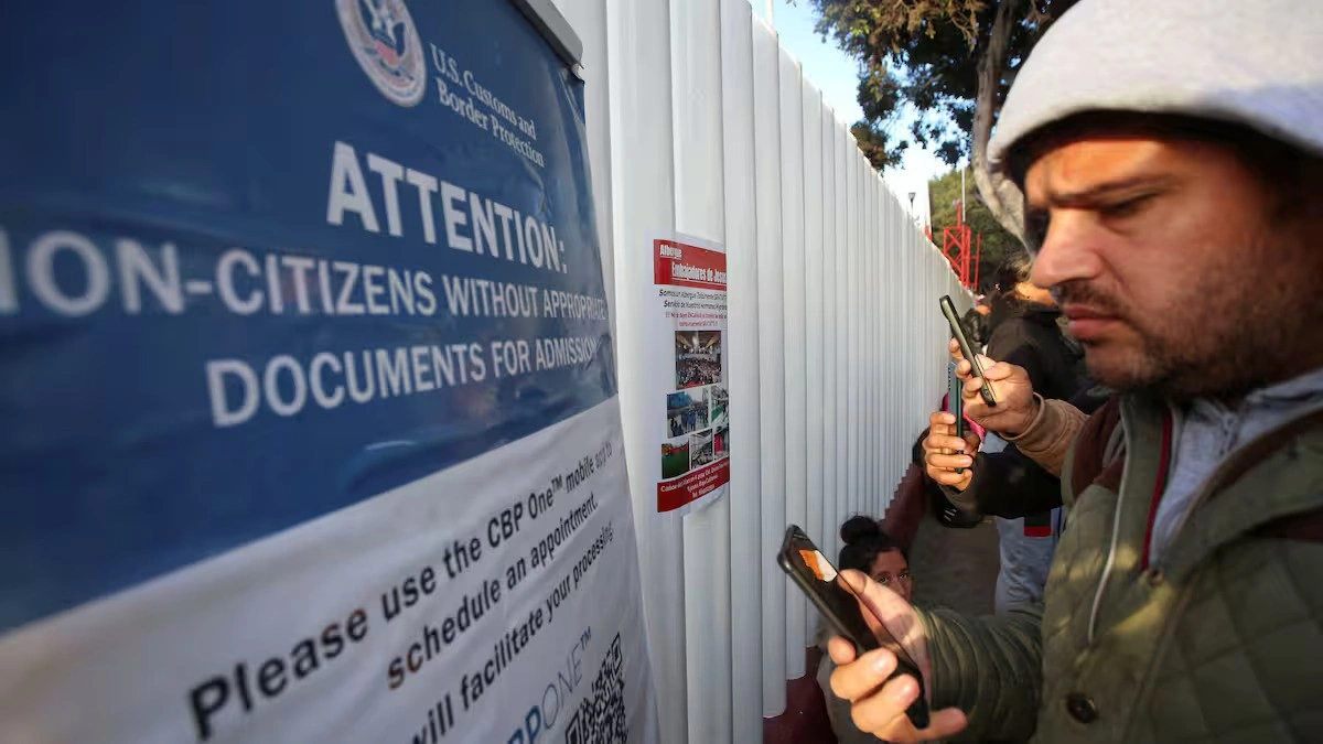 Gobierno de Trump lanza app para que migrantes puedan autodeportarse 