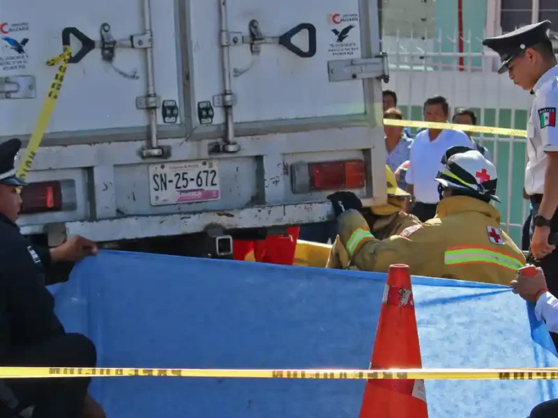 Muere motociclista al estrellarse contra una camioneta en la federal Puebla-Tehuacán.