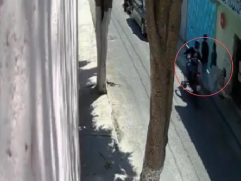 VIDEO: Motociclista acosa a una mujer mientras caminaba en calles de Tehuacán