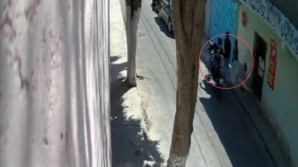 VIDEO: Motociclista acosa a una mujer mientras caminaba en calles de Tehuacán