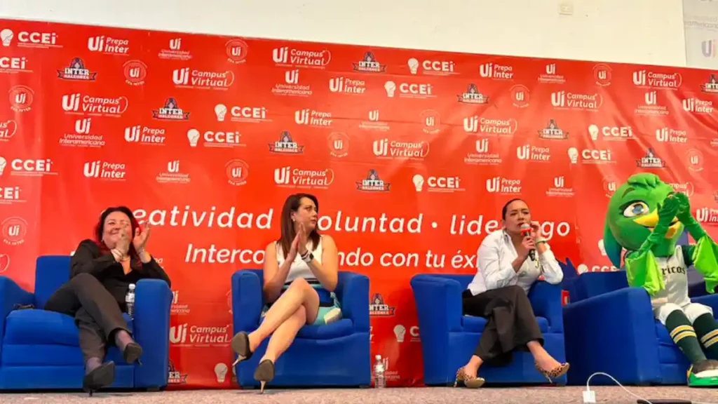 Ana Lilia Barbosa, Diana Villegas y Lydia Cumming dando una plática.