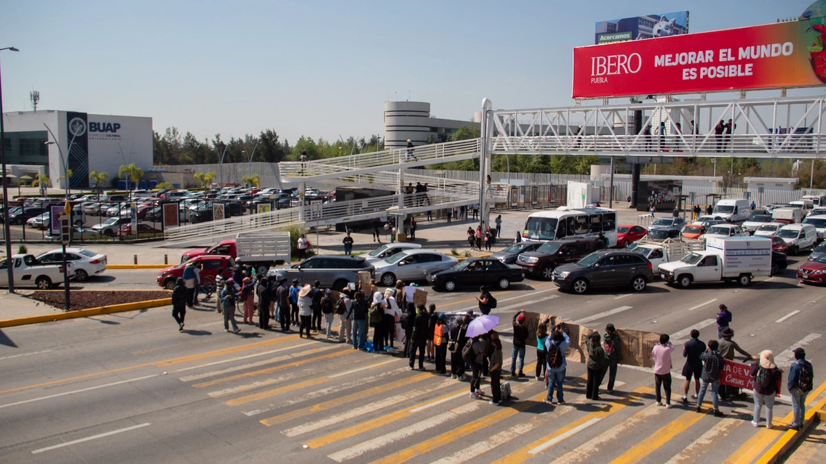 Sí habrá paso peatonal sobre la Vía Atlixcáyotl a la altura del CCU