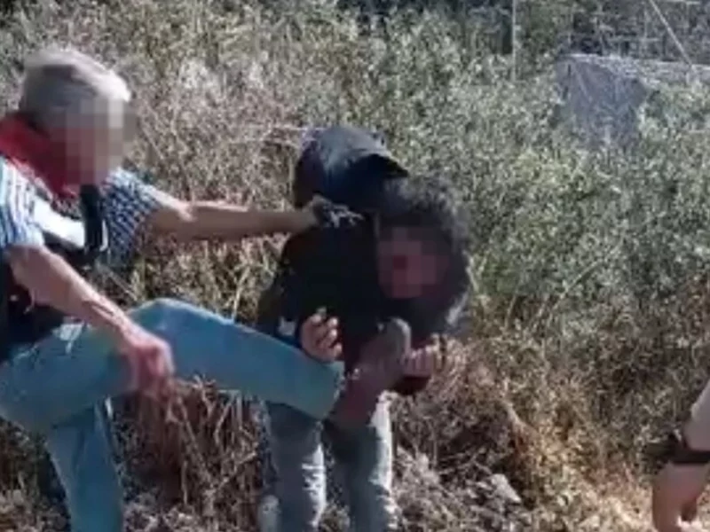 Golpean a presunto ladrón por robar celular a un abuelito en Texmelucan.