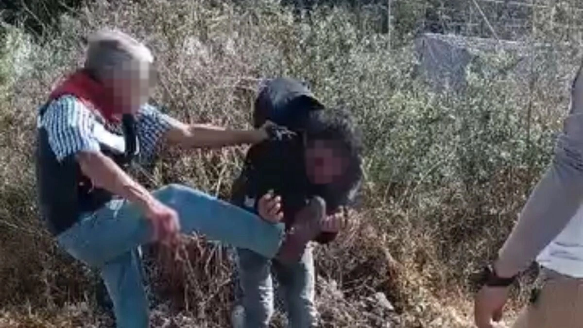 Golpean a presunto ladrón por robar celular a un abuelito en Texmelucan.